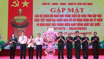 Lãnh đạo tỉnh Bắc Ninh tặng hoa chúc mừng buổi gặp mặt.