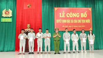 Lãnh đạo Công an tỉnh Bắc Ninh trao Quyết định đặc xá tới các phạm nhân.