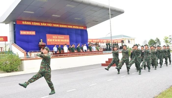 Các vận động viên diễu hành qua lễ đài.