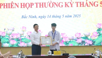 Chủ tịch Ủy ban nhân dân tỉnh Bắc Ninh Vương Quốc Tuấn trao Bằng khen tặng em Nguyễn Công Vinh, đoạt Huy chương Vàng tại cuộc thi Olympic Vật lý châu Á (APhO) năm 2025.