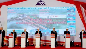 Các đại biểu ấn nút khởi công dự án.