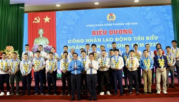 Bộ trưởng Công thương Nguyễn Hồng Diên và Chủ tịch Tổng Liên đoàn Lao động Việt Nam Nguyễn Đình Khang trao quà cho công nhân lao động có hoàn cảnh khó khăn.