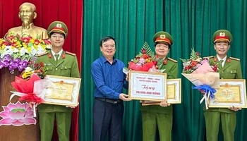 Bí thư Huyện ủy Ninh Giang, tỉnh Hải Dương khen thưởng lực lượng công an huyện có thành tích xuất sắc đột xuất.