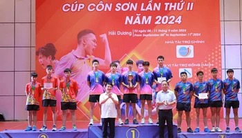 Ban tổ chức trao giải thưởng cho các đoàn giành huy chương nội dung đồng đội nam.