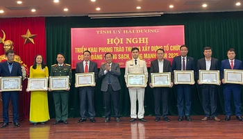 Lãnh đạo tỉnh Hải Dương tặng Bằng khen các tổ chức, cá nhân tiêu biểu trong công tác xây dựng tổ chức đảng trong sạch, vững mạnh.