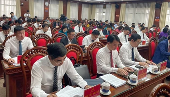 Các đại biểu nghiên cứu tài liệu và góp ý vào báo cáo tiến độ triển khai các kết luận của Trung ương về sắp xếp, tổ chức bộ máy trong hệ thống chính trị.