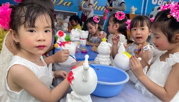 Trẻ Trường mầm non Thanh Bình trải nghiệm hoạt động tô tượng.