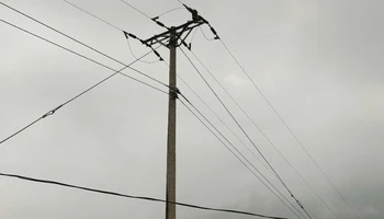 Cột điện 03, đường dây 35kV nhánh rẽ Khâm Trên, lộ 374E 20.40, nơi xảy ra tai nạn.