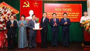 Bí thư Tỉnh ủy Ninh Bình Đoàn Minh Huấn trao Quyết định của Ban Thường vụ Tỉnh ủy về việc hợp nhất Báo Ninh Bình và Đài Phát thanh-Truyền hình Ninh Bình.