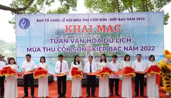 Cắt băng khai mạc Tuần văn hóa du lịch mùa thu Côn Sơn - Kiếp Bạc.