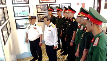 Thượng tá Phan Xuân Ạp (mang quân phục Hải quân, bên trái) kể chuyện tham gia giải phóng quần đảo Trường Sa.