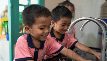 Hiện nay, một số trường học tại các huyện miền núi Quảng Nam chưa có nguồn nước sạch để sử dụng, việc tiếp cận nguồn nước ổn định và bảo đảm vệ sinh còn khó khăn.