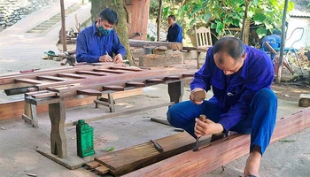 Học viên cơ sở cai nghiện Thác Bà lao động trong thời gian cai nghiện.