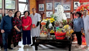 Người thân của liệt sĩ Đặng Thùy Trâm và các bác sĩ của bệnh xá.