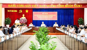Thường trực Tỉnh ủy Bình Dương chủ trì hội nghị. 