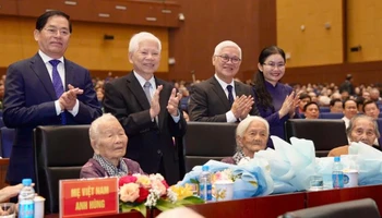 Nguyên Chủ tịch nước Nguyễn Minh Triết và các đại biểu trao hoa tặng các Mẹ Việt Nam Anh hùng. 