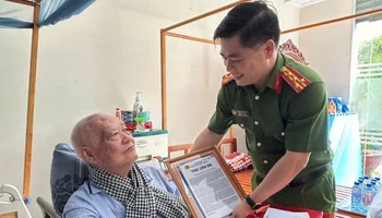 Đại tá Ngô Xuân Phú, Phó Giám đốc Công an tỉnh Bình Dương trao thư cám ơn đến thân nhân liệt sĩ phối hợp trong hoạt động thu, nhận mẫu ADN.