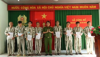 Lãnh đạo Công an tỉnh Bình Dương trao Quyết định Đặc xá 2025 của Chủ tịch nước cho các phạm nhân có quá trình cải tạo tốt.