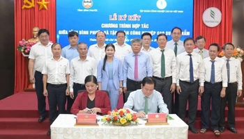 Chủ tịch Ủy ban nhân dân tỉnh Bình Phước Trần Tuệ Hiền và Tổng giám đốc VRG Lê Thanh Hưng ký kết chương trình hợp tác.