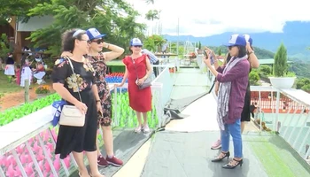 Hàng nghìn du khách đến Khu du lịch Tà Đùng, xã Đắk Som, huyện Đắk Glong, tỉnh Đắk Nông dịp Quốc khánh 2/9.