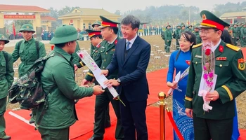 Bí thư Tỉnh ủy Trần Huy Tuấn trao hoa đến các tân binh lên đường nhập ngũ. (Ảnh: THANH SƠN)