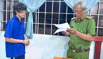 Công an tỉnh Vĩnh Long đọc lệnh bắt đối tượng Huỳnh Tấn Tài. 