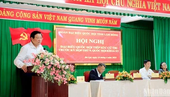 Đồng chí Phan Đình Trạc phát biểu ý kiến tại buổi tiếp xúc cử tri Phường 4, thành phố Đà Lạt.