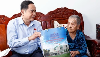 Chủ tịch Quốc hội Trần Thanh Mẫn thăm, tặng quà Mẹ Việt Nam Anh hùng Nguyễn Thị Kim Hoa. (Ảnh: Doãn Tấn/TTXVN)