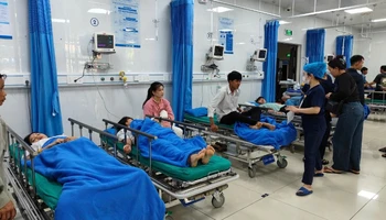 Bác sĩ thăm, khám cho bệnh nhân.