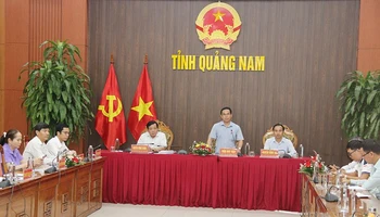 Phó Chủ tịch Ủy ban nhân dân tỉnh Quảng Nam Trần Anh Tuấn phát biểu tại buổi họp báo.