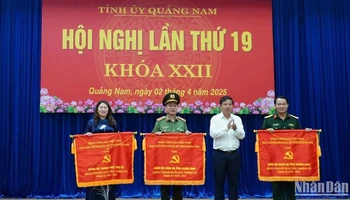 Đồng chí Lương Nguyễn Minh Triết, Ủy viên dự khuyết Trung ương Đảng, Bí thư Tỉnh ủy trao Cờ thi đua tặng 3 Đảng bộ hoàn thành xuất sắc nhiệm vụ nhiệm kỳ 2020-2025.