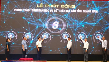 Các đồng chí lãnh đạo tỉnh Quảng Nam thực hiện nghi thức phát động phong trào “Bình dân học vụ số”. 