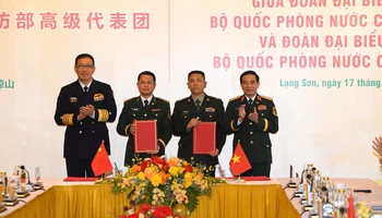Đại tướng Phan Văn Giang, Ủy viên Bộ Chính trị, Phó Bí thư Quân ủy Trung ương, Bộ trưởng Quốc phòng và Thượng tướng Đổng Quân, Ủy viên Trung ương Đảng Cộng sản Trung Quốc, Bộ trưởng Quốc phòng Trung Quốc chứng kiến ký kết văn bản khung kết nghĩa giữa Đồn Biên phòng Cửa khẩu quốc tế Hữu Nghị, Bộ đội Biên phòng tỉnh Lạng Sơn, nước Cộng hòa xã hội chủ nghĩa Việt Nam và Trạm Hội ngộ hội đàm Bằng Tường, Bộ đội Biên phòng Khu tự trị dân tộc Choang Quảng Tây, nước Cộng hòa nhân dân Trung Hoa.