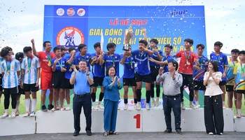 Đội U15 huyện Nậm Pồ giành Cúp vô địch.