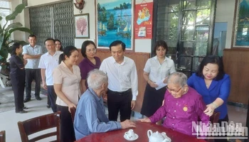 Đồng chí Cao Thị Hòa An, Phó Bí thư Thường trực Tỉnh ủy Phú Yên thăm các Mẹ Việt Nam Anh hùng.