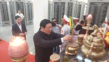 Đồng chí Phan Đình Trạc cùng đoàn công tác dâng hương tri ân các anh hùng liệt sỹ tại Đài tưởng niệm Núi Nhạn.