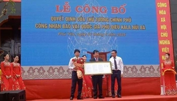 Lãnh đạo tỉnh Phú Yên trao quyết định của Thủ tướng Chính phủ công nhận bảo vật quốc gia Phù điêu Kala núi Bà cho lãnh đạo Sở Văn hóa, thể thao và du lịch và Bảo tàng tỉnh.