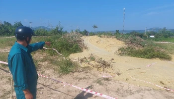 Lực lượng chức năng vẫn túc trực bảo vệ hiện trường, đảm bảo an toàn cho người dân trong khu vực và khách hiếu kỳ đến xem.
