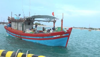 Tàu cá QNg 92180TS cùng 6 ngư dân bị ngộ độc cập cảng Song Tử Tây.