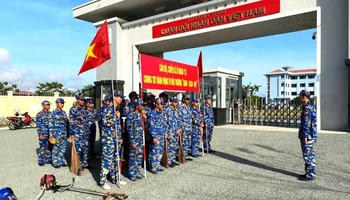 Lễ ra quân thu dọn vệ sinh môi trường của cán bộ chiến sĩ Lữ đoàn 175 đóng tại huyện Năm Căn, tỉnh Cà Mau.