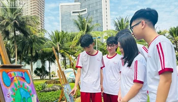Học sinh Đà Nẵng tham quan khu vực trưng bày tranh tự vẽ theo nghệ thuật sắp đặt với chủ đề: Em yêu thành phố Đà Nẵng, tuyên truyền bảo vệ môi trường, tác hại của hạt vi nhựa đối với môi trường đại dương. (Ảnh: ANH ĐÀO)