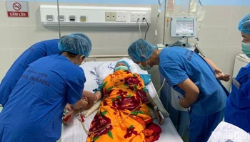 Các y, bác sĩ chăm sóc bệnh nhân Hồ Thị N. sau ca ghép tế bào gốc tự thân. (Ảnh: ANH ĐÀO)