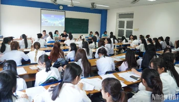 Ngày hội việc làm thu hút hàng ngàn lượt sinh viên tham gia phỏng vấn trực tiếp. (Ảnh: ANH ĐÀO)