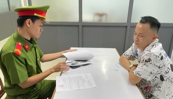 Đối tượng tên Nguyễn Trương Anh Tuấn tại cơ quan điều tra. (Ảnh: Công an cung cấp)