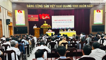 Đoàn Đại biểu Quốc hội đơn vị thành phố Đà Nẵng tiếp xúc cử tri tại huyện Hòa Vang chiều 24/4. (Ảnh: ANH ĐÀO)
