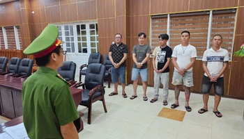 Các đối tượng trong đường dây tổ chức đánh bạc qua mạng bị bắt giữ. (Ảnh: Công an cung cấp)