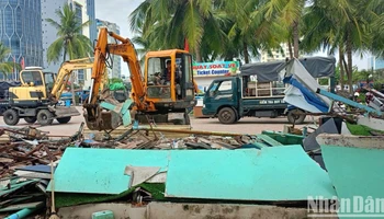 Lực lượng chức năng quận Sơn Trà, thành phố Đà Nẵng cưỡng chế, tháo dỡ 7 quầy ẩm thực, lưu niệm ven biển Đà Nẵng. (Ảnh: ANH ĐÀO)