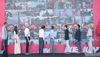 Ban tổ chức ấn nút khai mạc sự kiện thể thao đỉnh cao Ironman 70.3 Đà Nẵng 2025. (Ảnh: ANH ĐÀO)