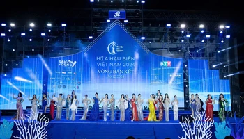 Đêm bán kết tổ chức trên sân khấu ngoài trời thành phố Phan Thiết thu hút đông khán giả.