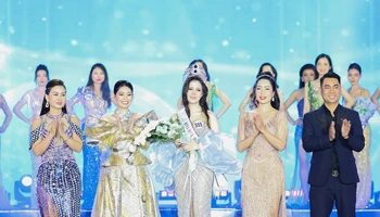Người đẹp Nguyễn Hoài Linh (đứng giữa) tại lễ đăng quang Hoa hậu Biển Việt Nam 2024.